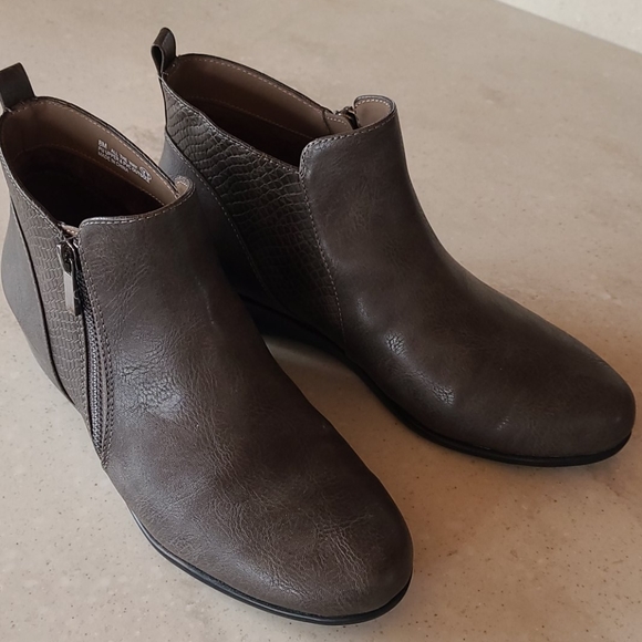 Boots - Picture 2 of 4